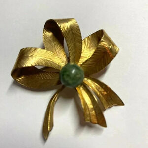WELLS 14K GOLD-FILLED BROOCH WITH GREEN STONE CENTER ❤️